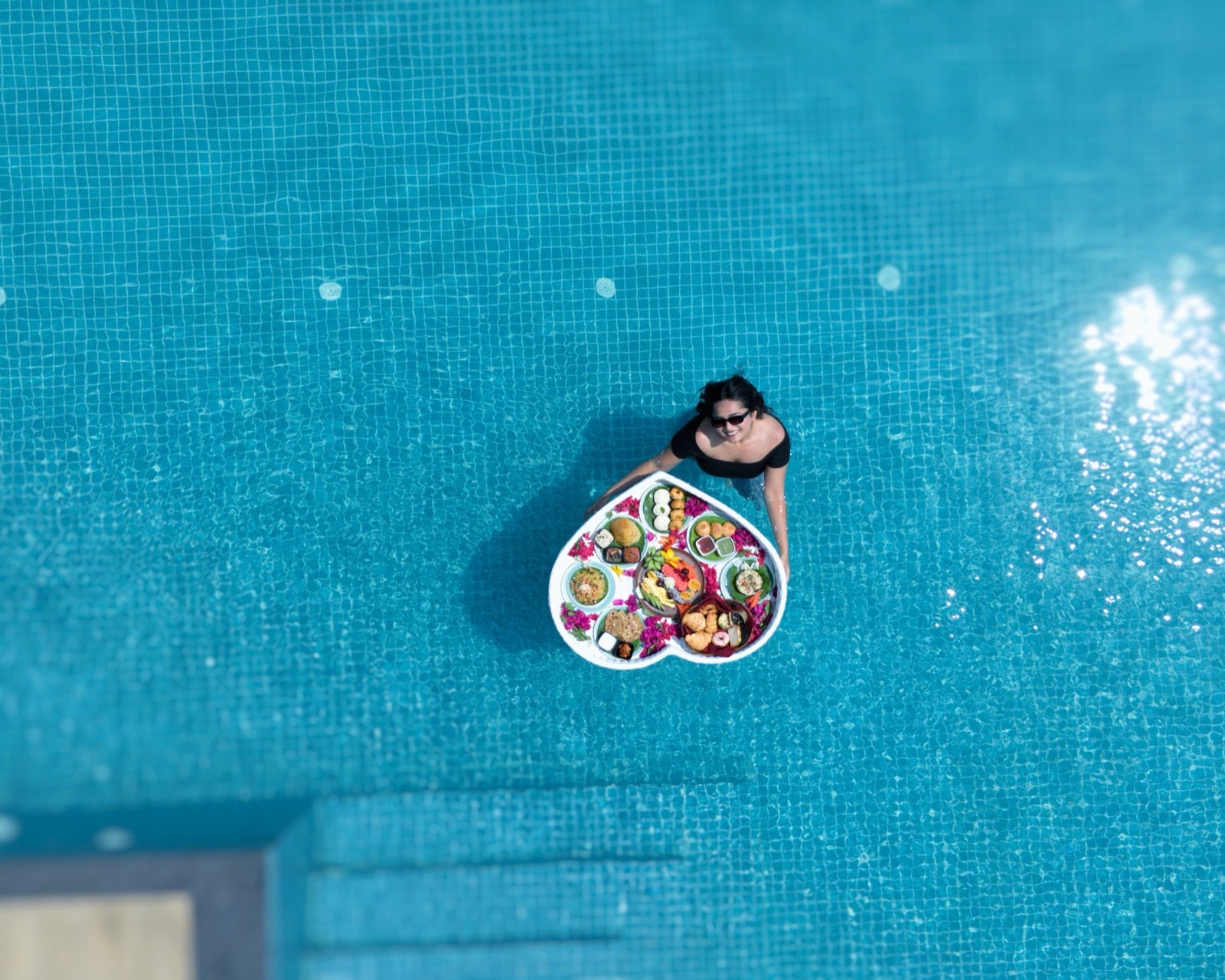 Floating breakfast pool